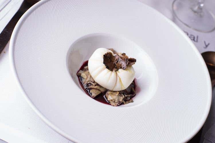 Uovo in riduzione di Chianti con carciofi e tartufo nero confit, prima...